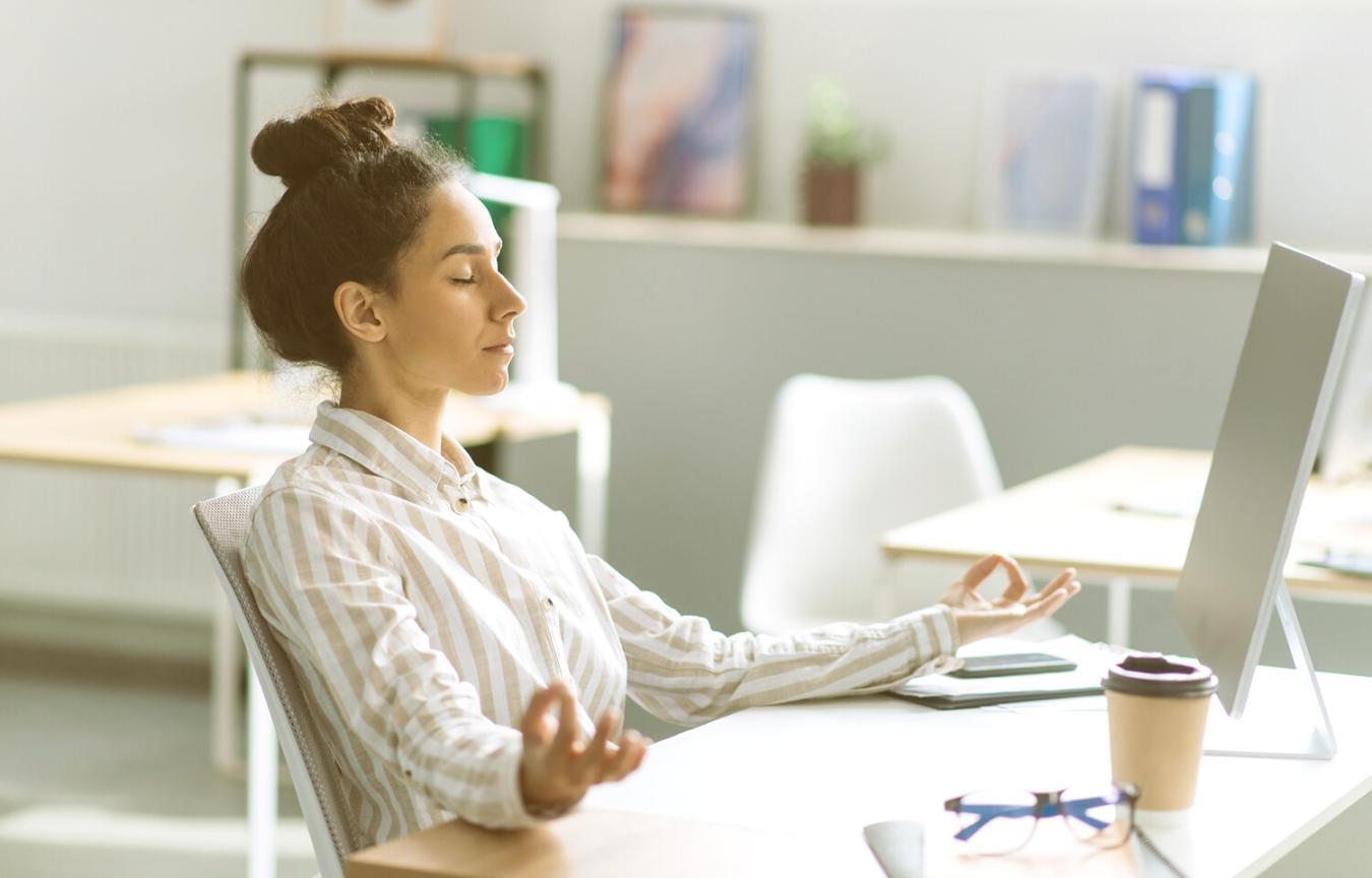 Person arbeitet konzentriert an Finanzanalysen mit Diagrammen und Notizen