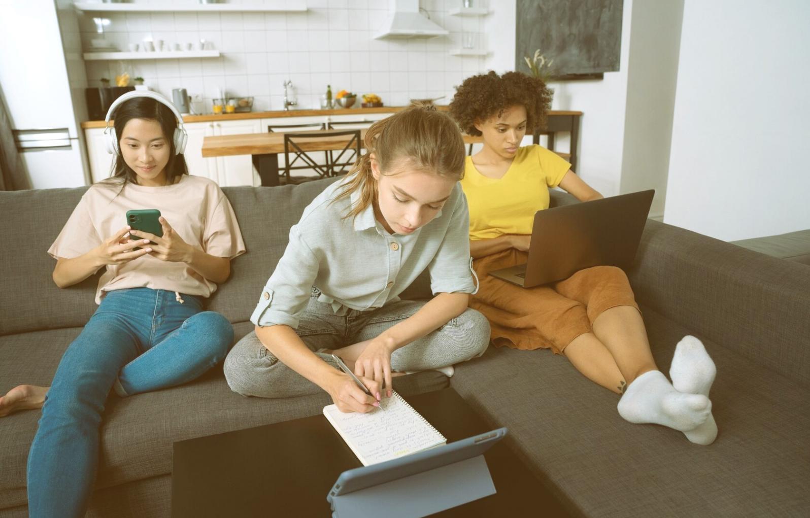 Finanzberichte mit Stift und Notizen