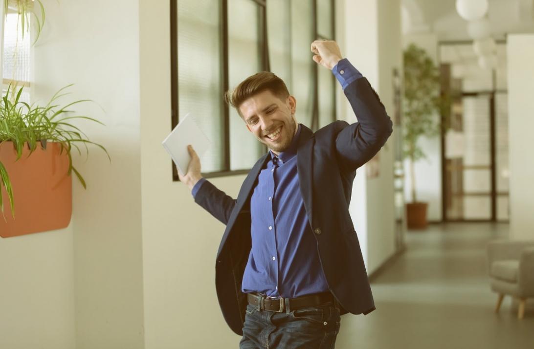 Teilnehmer im Seminarraum bei Gruppenarbeit