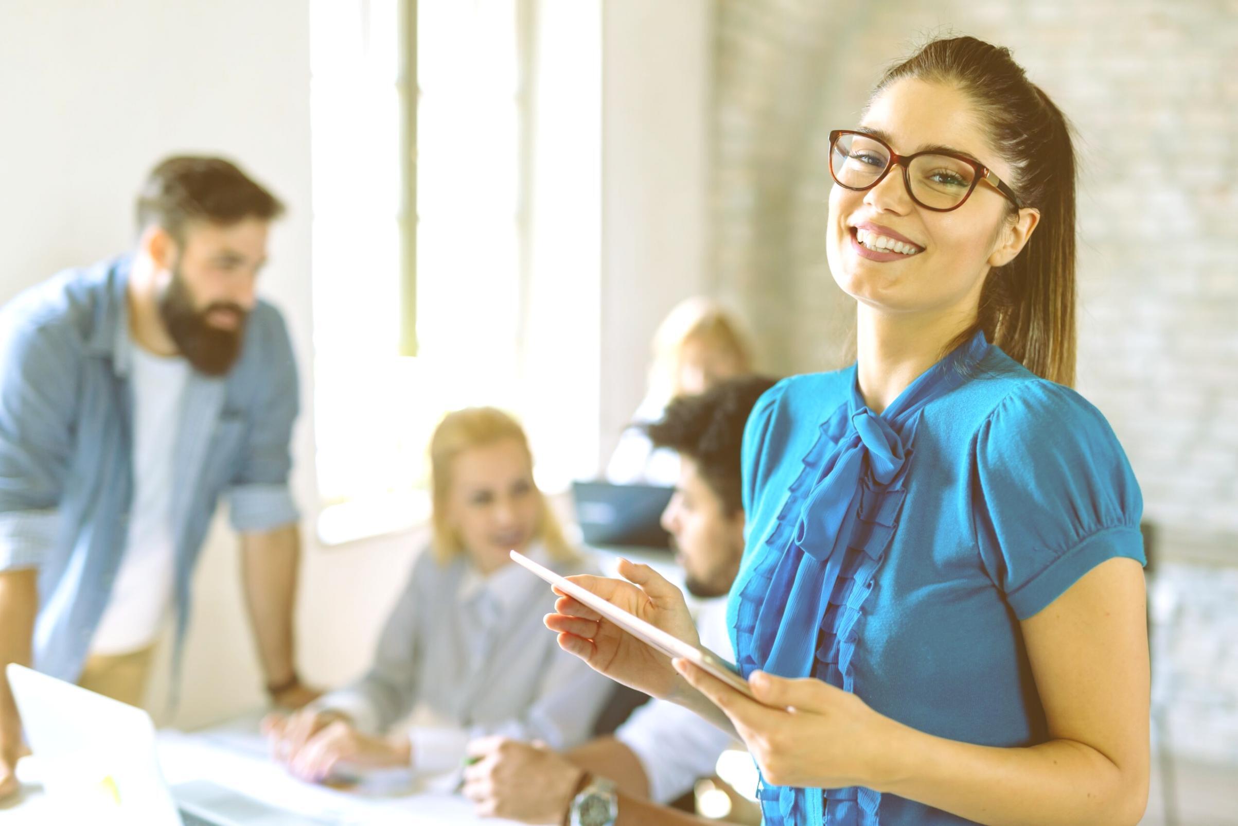 Teilnehmer analysieren Finanzdaten gemeinsam am Tisch