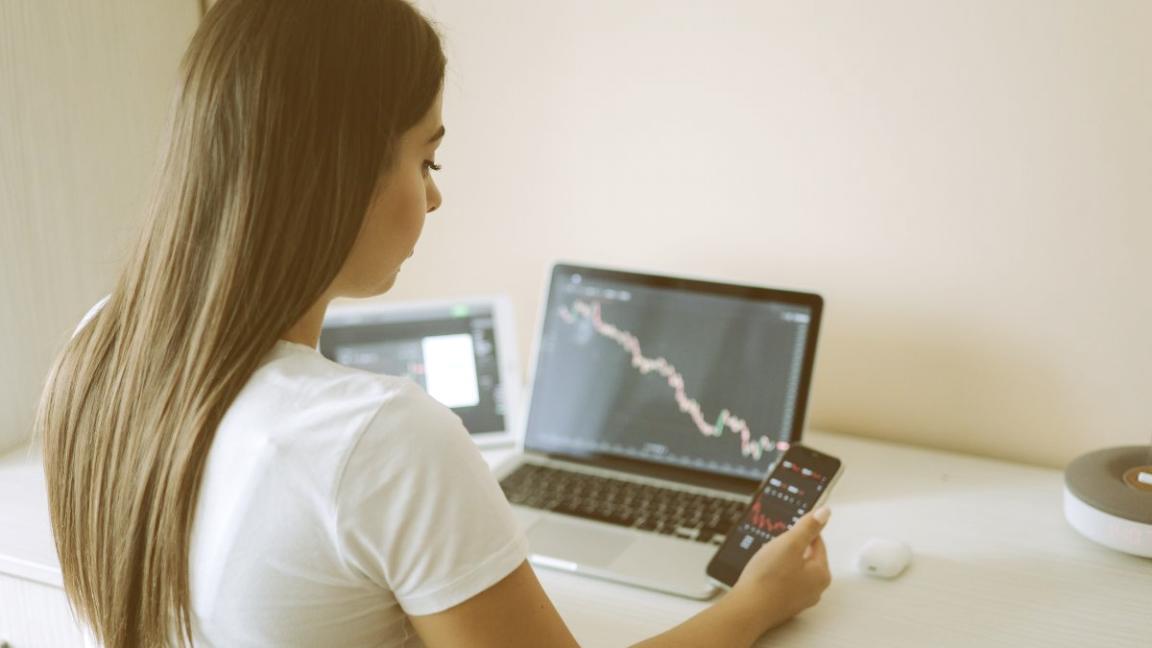 Teilnehmer analysieren Finanzberichte in einer Lernsitzung