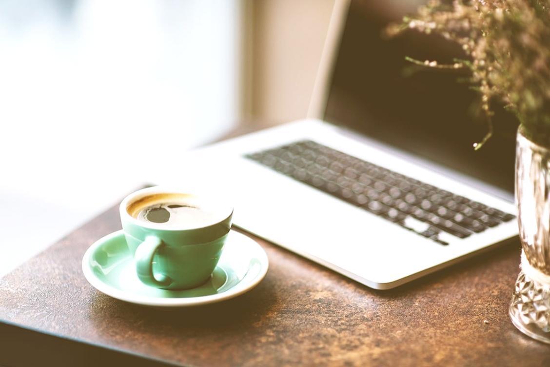 Arbeitsfläche mit Laptop, Notizbuch und Finanzdiagrammen für effektives Lernen