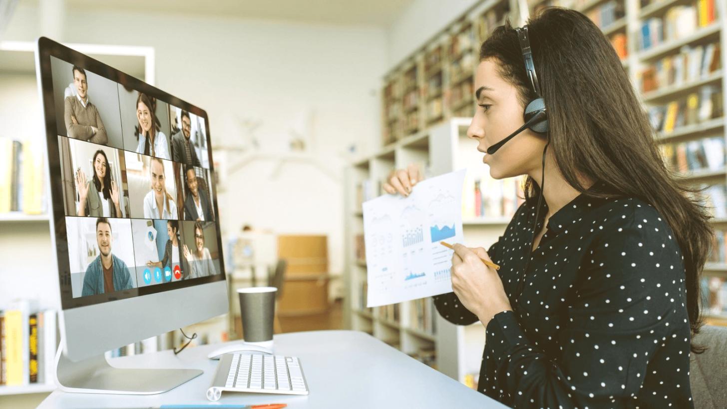 Geschäftsdiagramme und Taschenrechner auf Schreibtisch